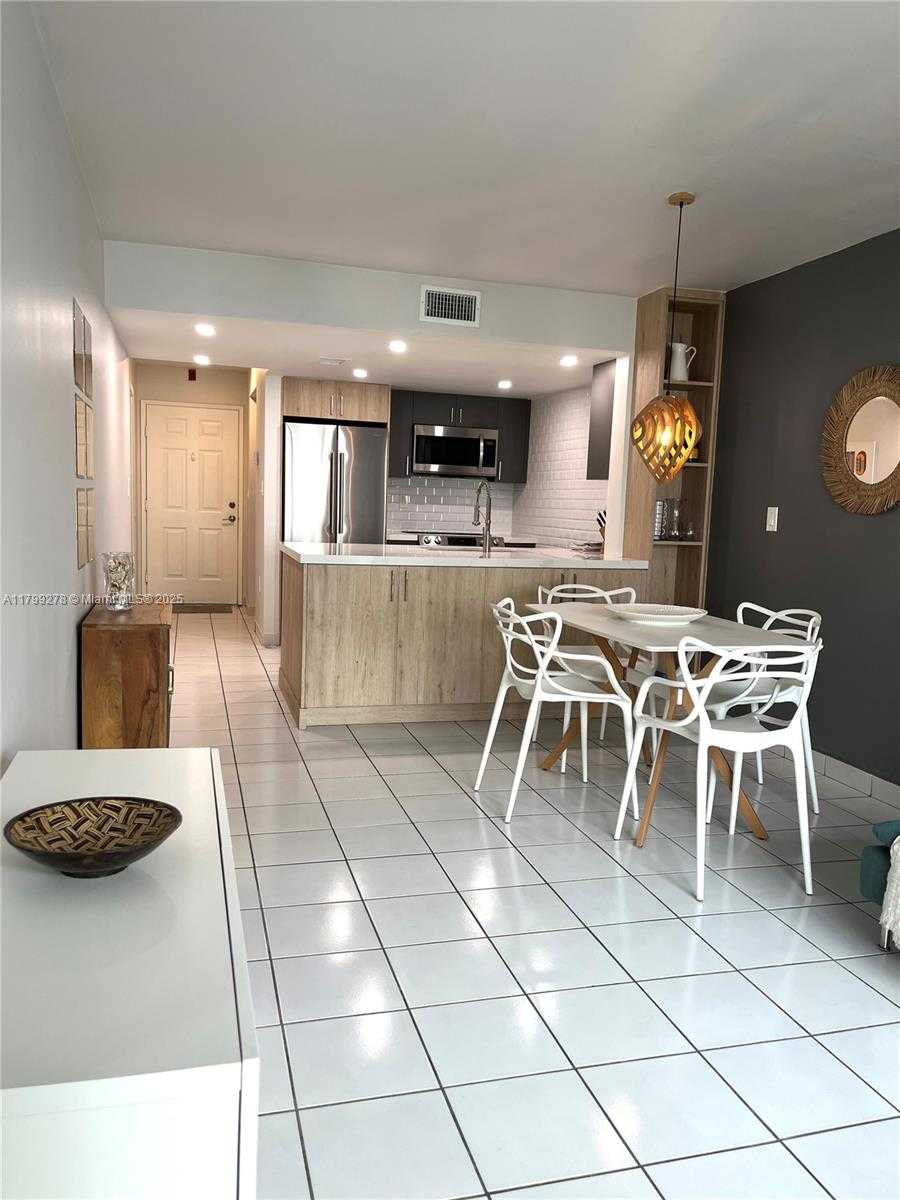 Small Image of 6801 HARDING AVE #323, Miami Beach Number 4