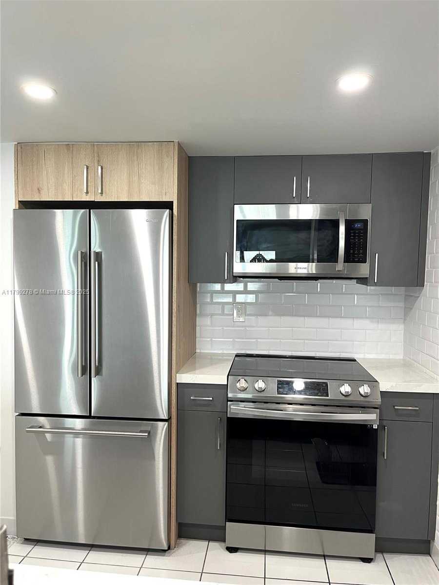 Small Image of 6801 HARDING AVE #323, Miami Beach Number 7