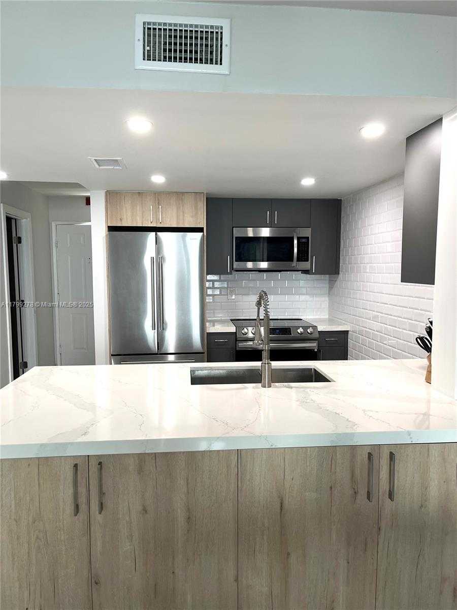 Small Image of 6801 HARDING AVE #323, Miami Beach Number 8
