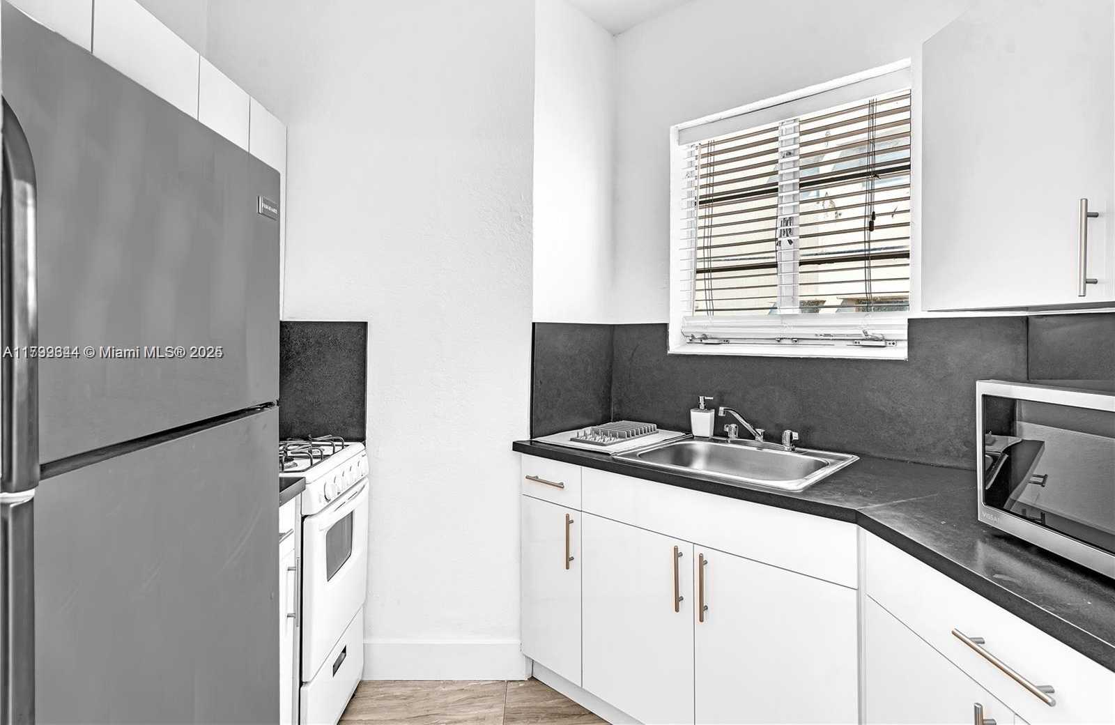 Small Image of 3920 GARDEN AVE #16, Miami Beach Number 4