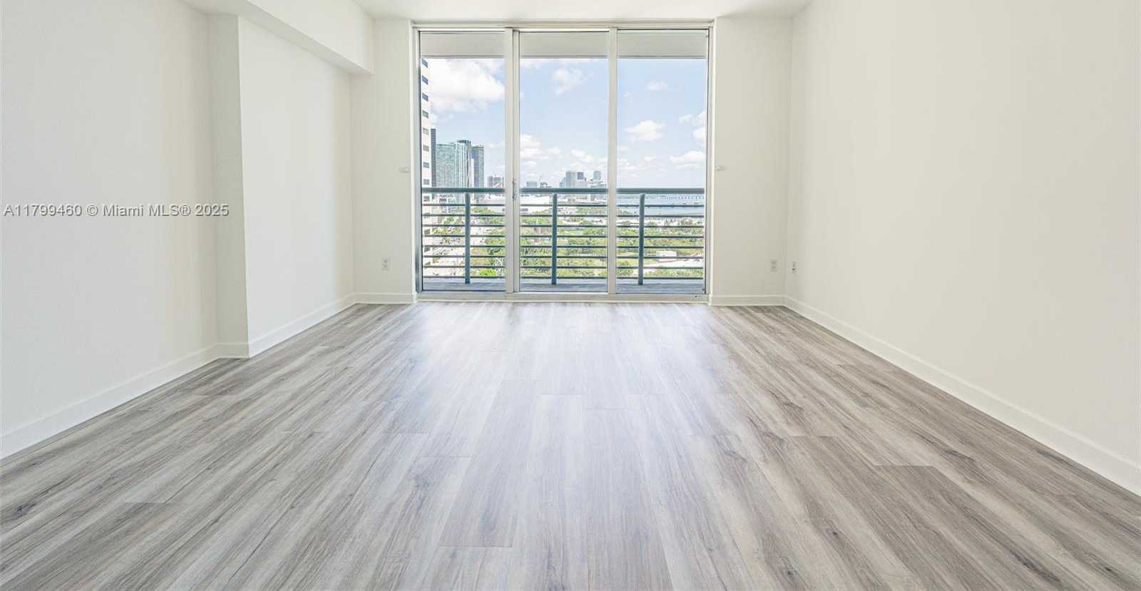 Small Image of 325 Biscayne Blvd, Miami, FL 33131, USA Number 10