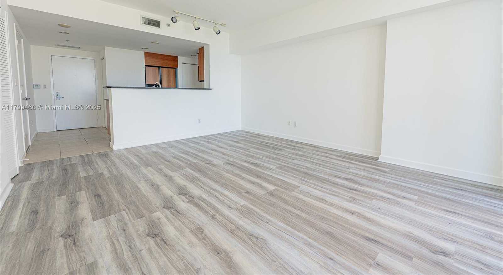 Small Image of 325 Biscayne Blvd, Miami, FL 33131, USA Number 11