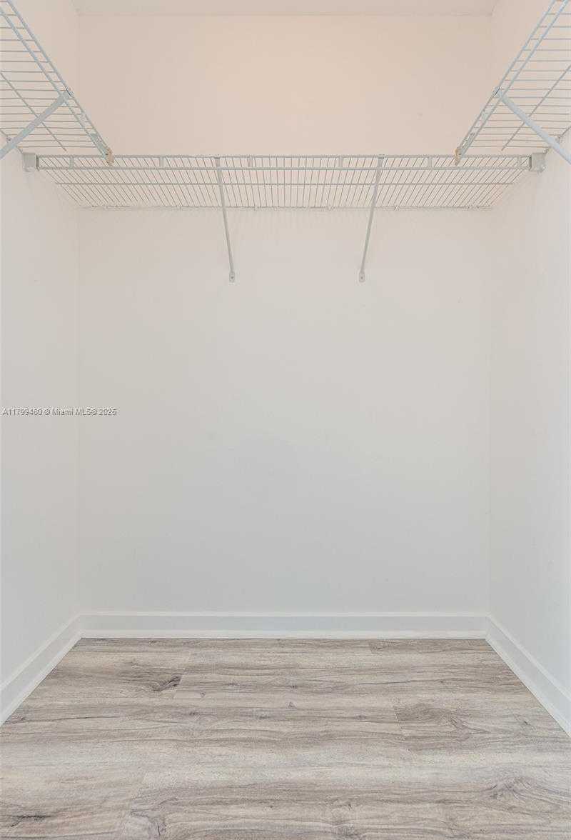 Small Image of 325 Biscayne Blvd, Miami, FL 33131, USA Number 12
