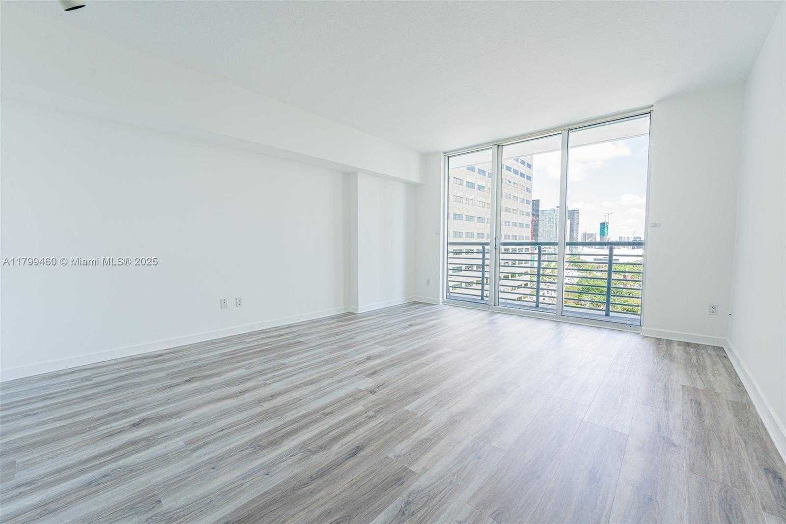 Small Image of 325 Biscayne Blvd, Miami, FL 33131, USA Number 14