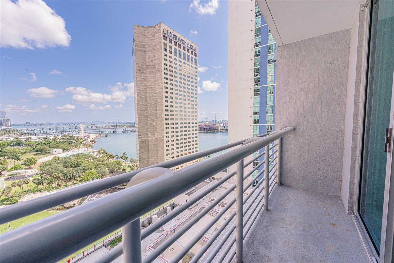 Small Image of 325 Biscayne Blvd, Miami, FL 33131, USA Number 2