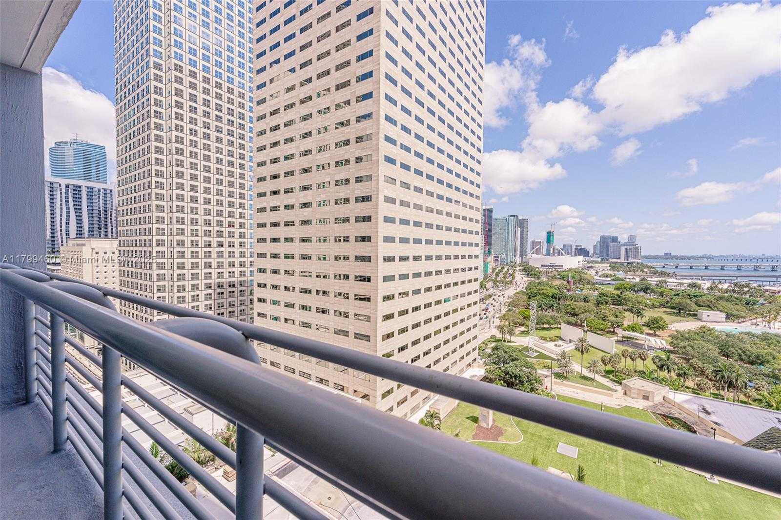 Small Image of 325 Biscayne Blvd, Miami, FL 33131, USA Number 3