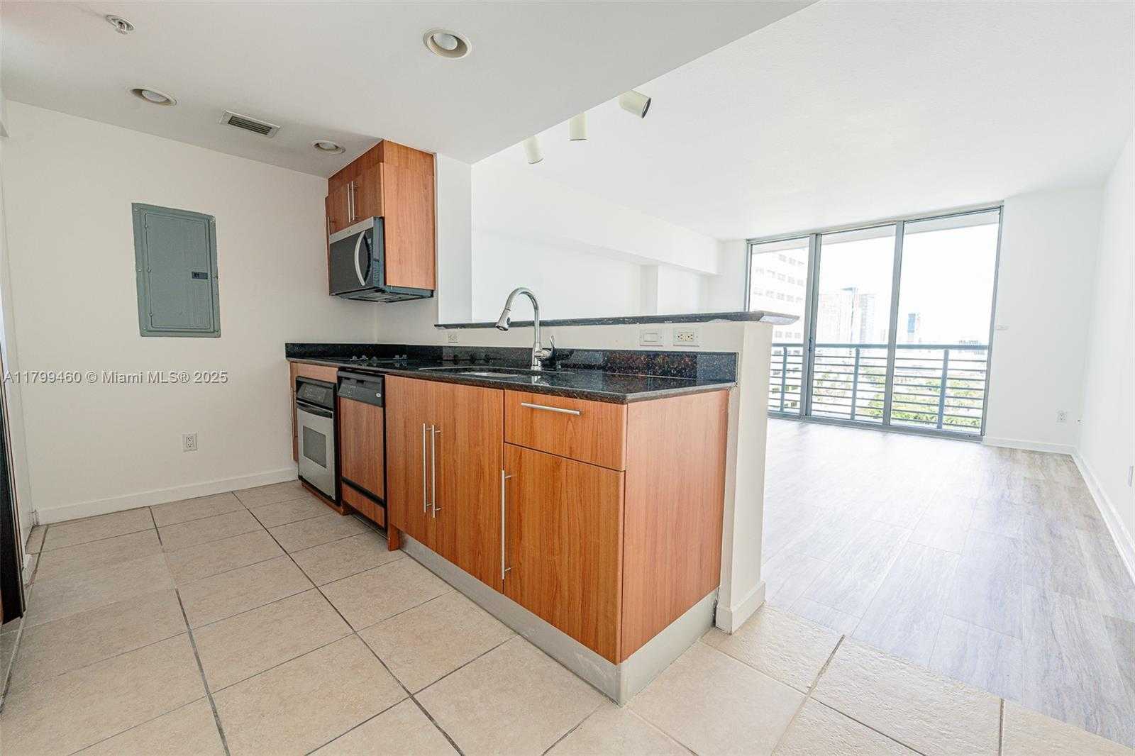 Small Image of 325 Biscayne Blvd, Miami, FL 33131, USA Number 4