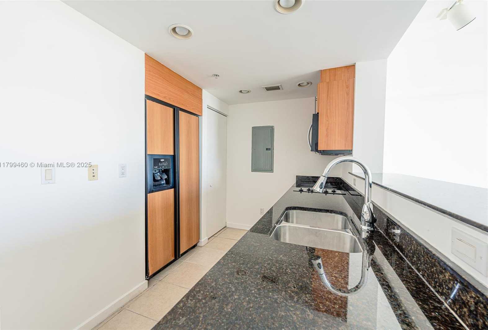 Small Image of 325 Biscayne Blvd, Miami, FL 33131, USA Number 5