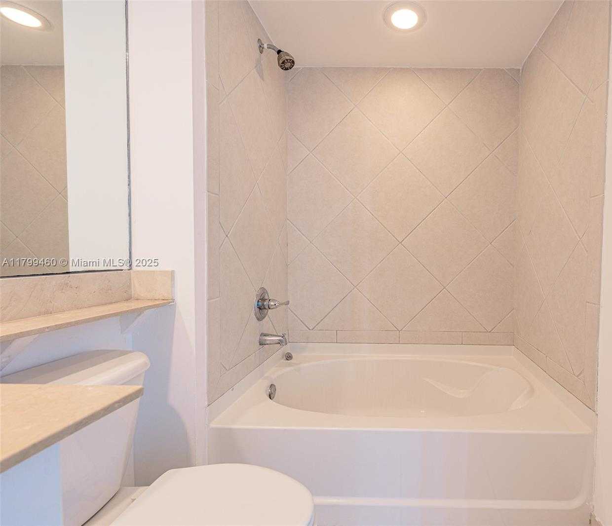Small Image of 325 Biscayne Blvd, Miami, FL 33131, USA Number 7