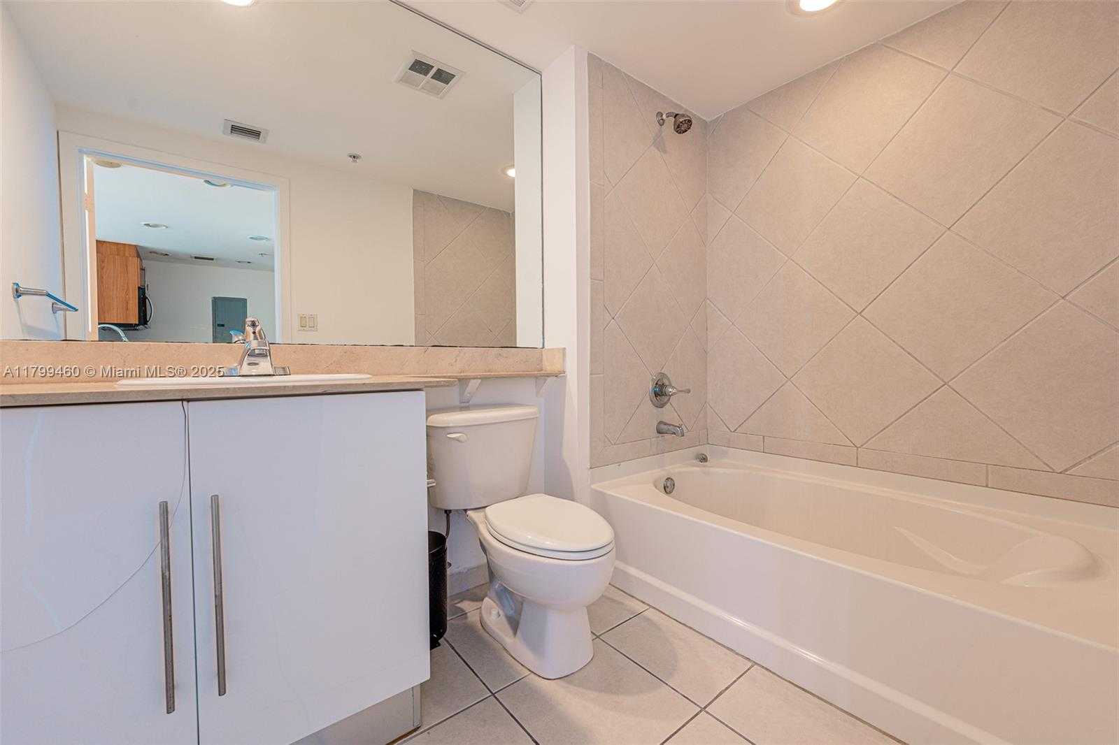 Small Image of 325 Biscayne Blvd, Miami, FL 33131, USA Number 8