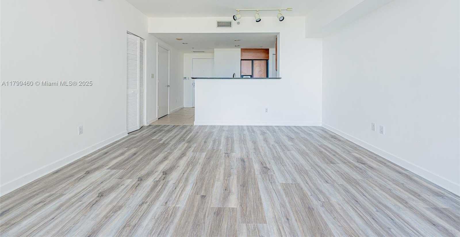 Small Image of 325 Biscayne Blvd, Miami, FL 33131, USA Number 9