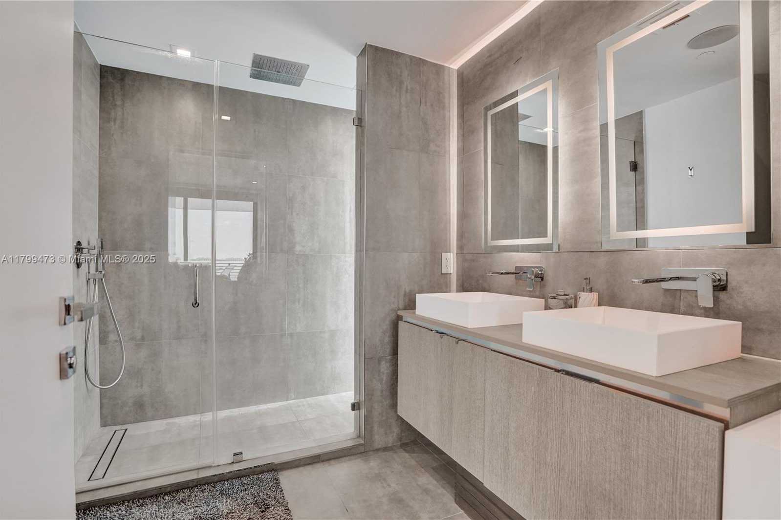 Small Image of 1930 BAY DRIVE SECOND LEVEL UN #PH-1, Miami Beach Number 18