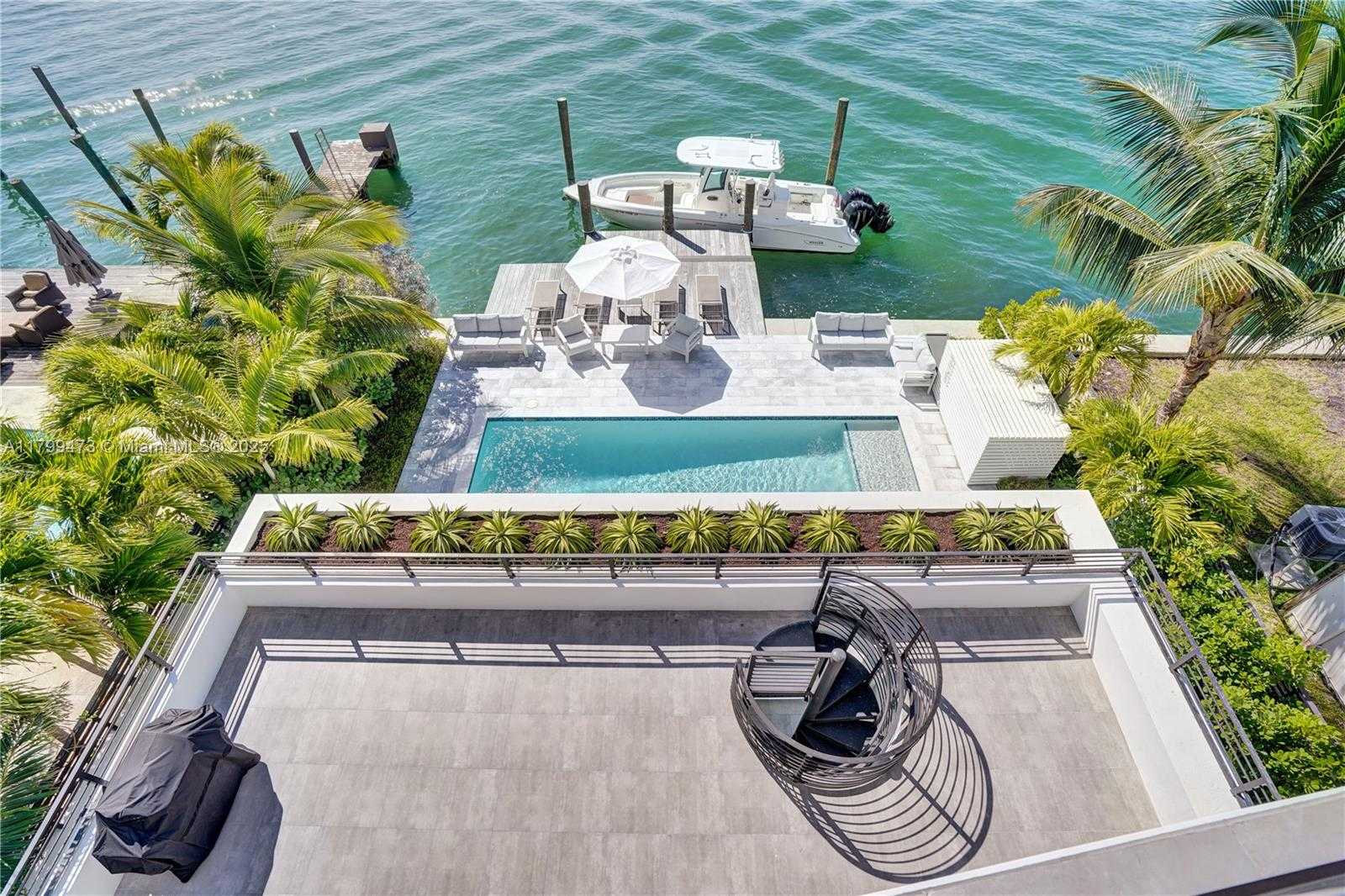 Small Image of 1930 BAY DRIVE SECOND LEVEL UN #PH-1, Miami Beach Number 3