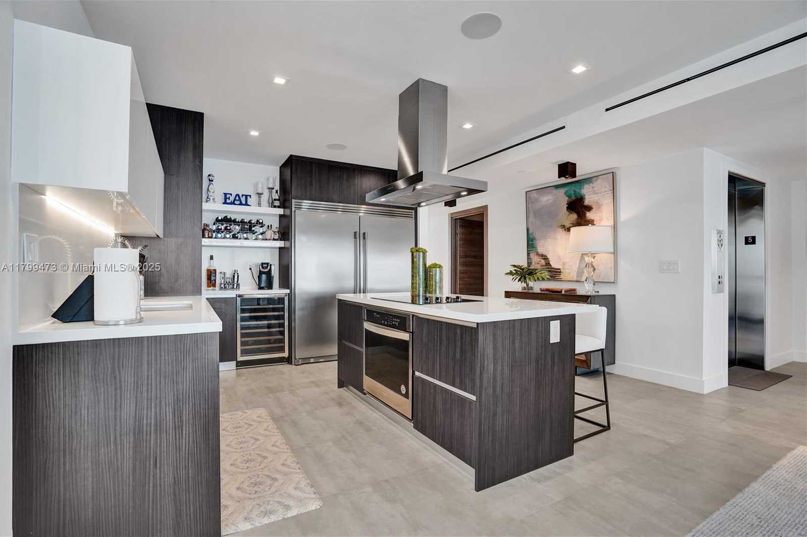 Small Image of 1930 BAY DRIVE SECOND LEVEL UN #PH-1, Miami Beach Number 9