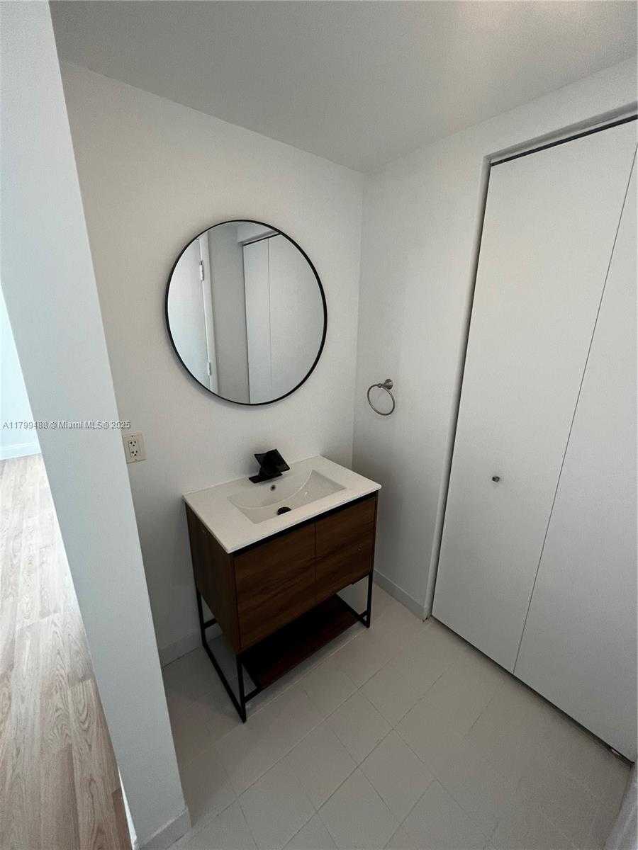 Small Image of 690 SOUTH WEST 1ST CT #2924, Miami Number 13