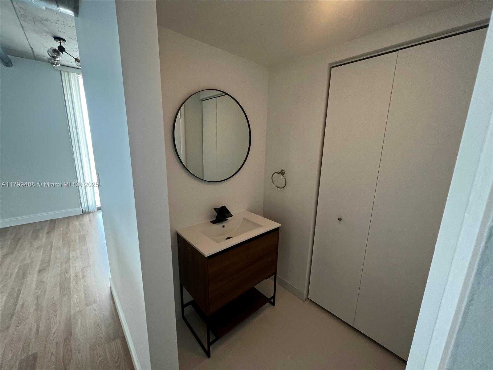 Small Image of 690 SOUTH WEST 1ST CT #2924, Miami Number 14