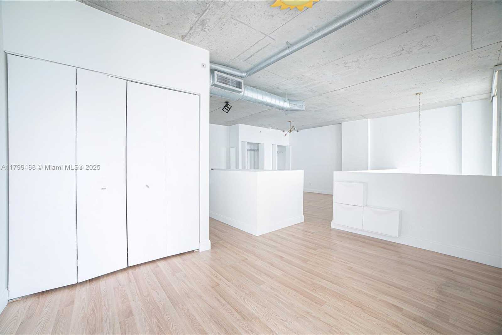 Small Image of 690 SOUTH WEST 1ST CT #2924, Miami Number 18