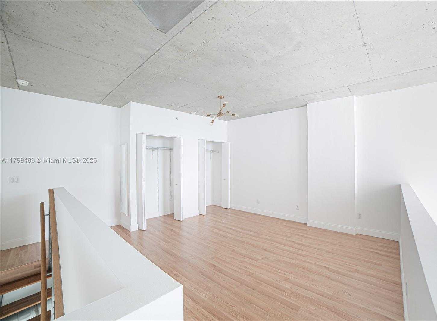 Small Image of 690 SOUTH WEST 1ST CT #2924, Miami Number 19