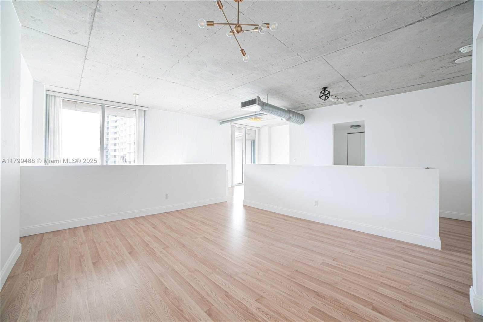 Small Image of 690 SOUTH WEST 1ST CT #2924, Miami Number 20