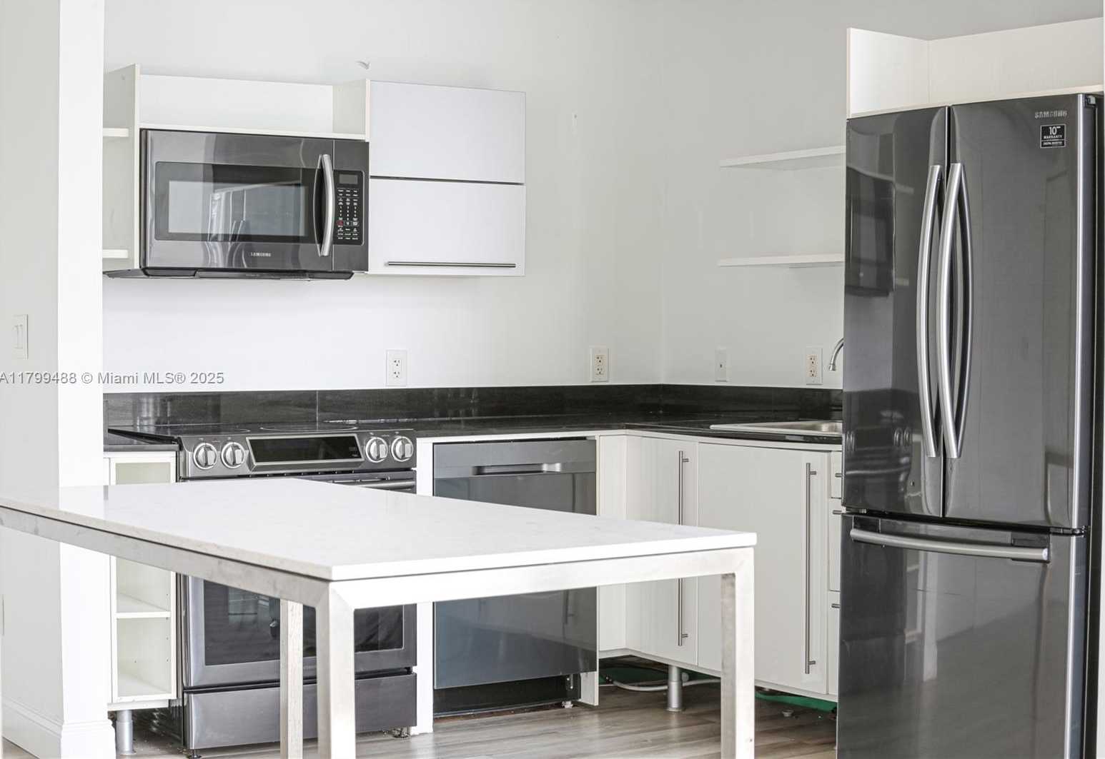 Small Image of 690 SOUTH WEST 1ST CT #2924, Miami Number 7