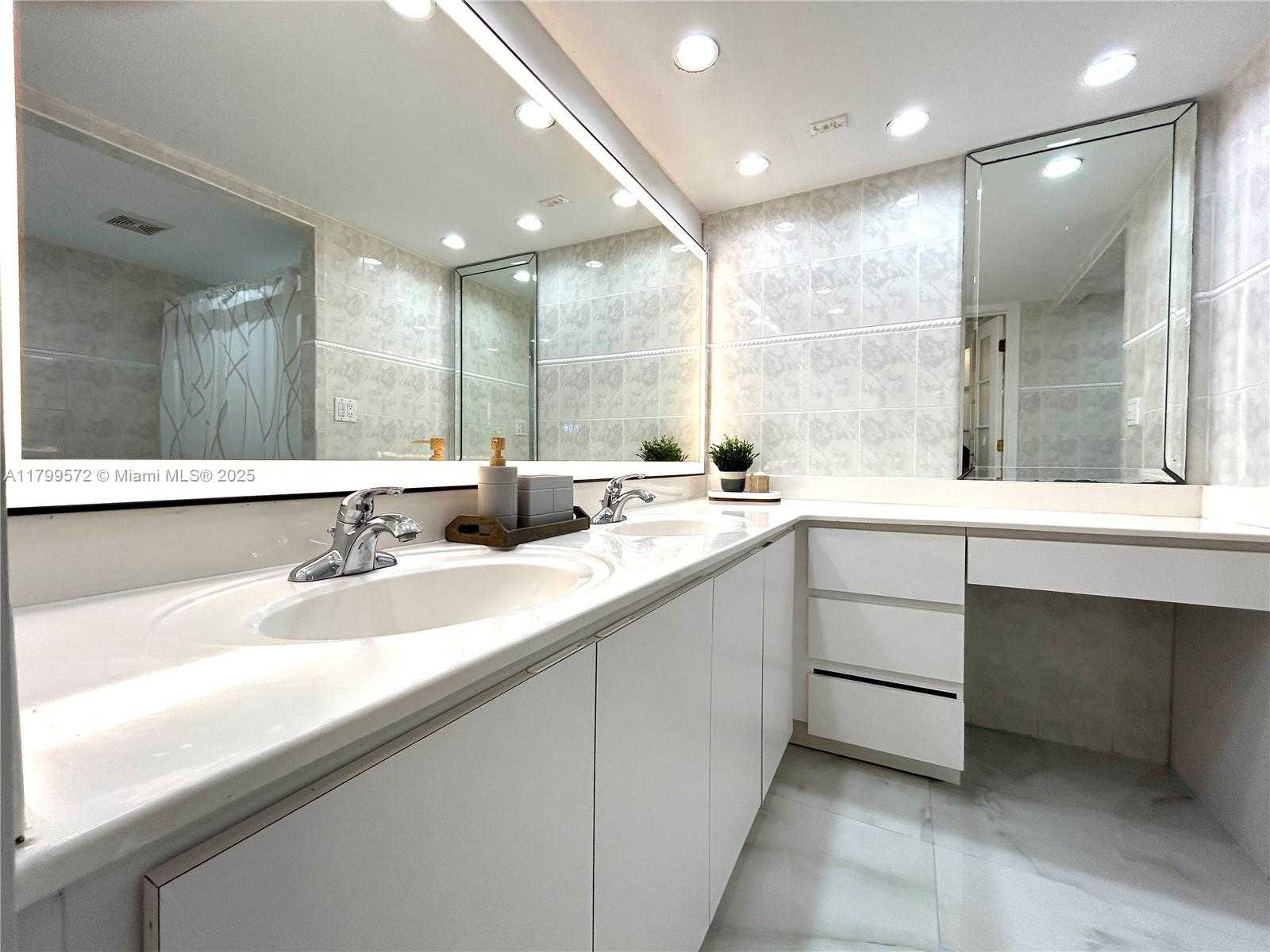Small Image of 6039 COLLINS AVE #1507, Miami Beach Number 14