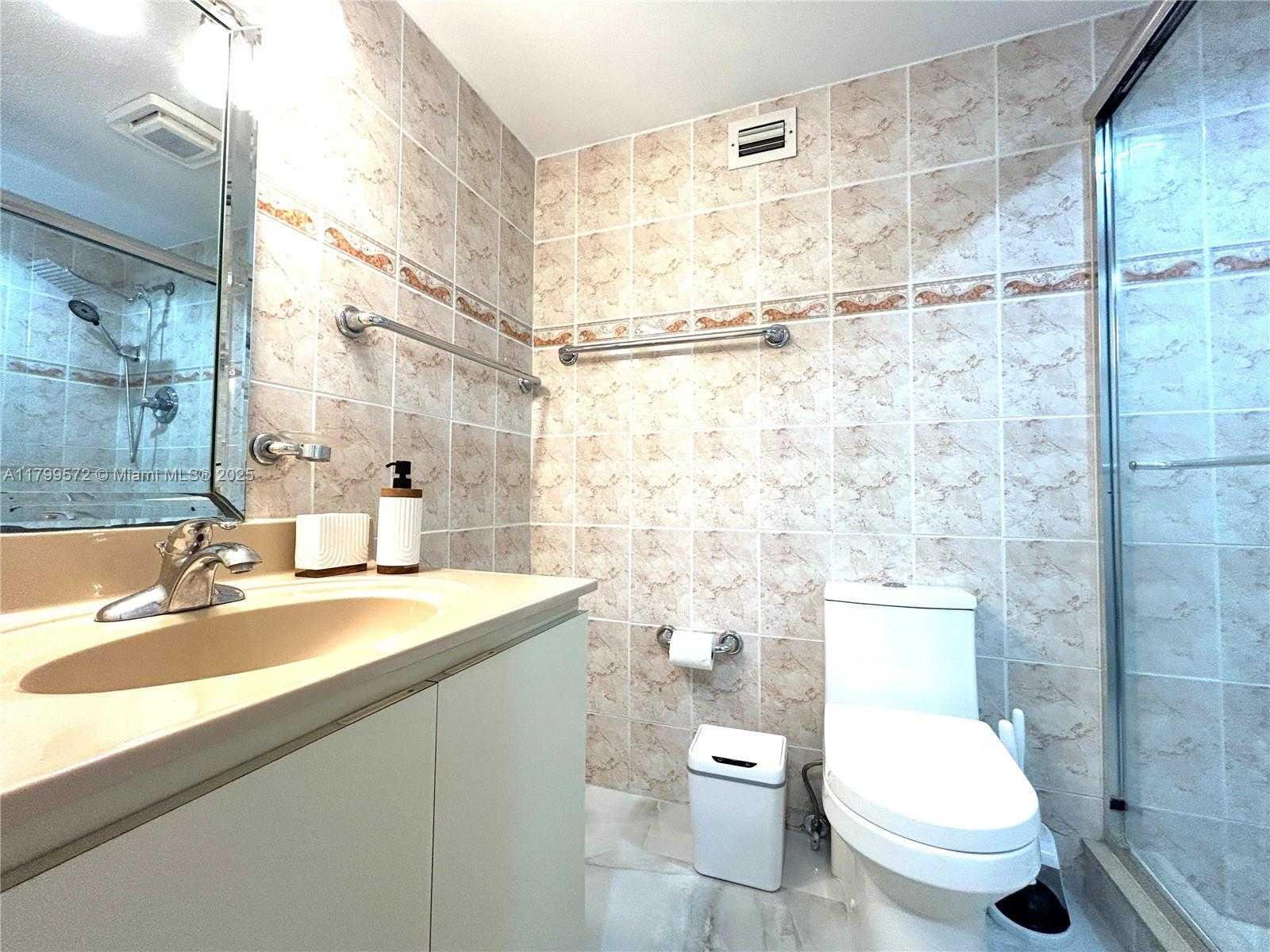 Small Image of 6039 COLLINS AVE #1507, Miami Beach Number 21