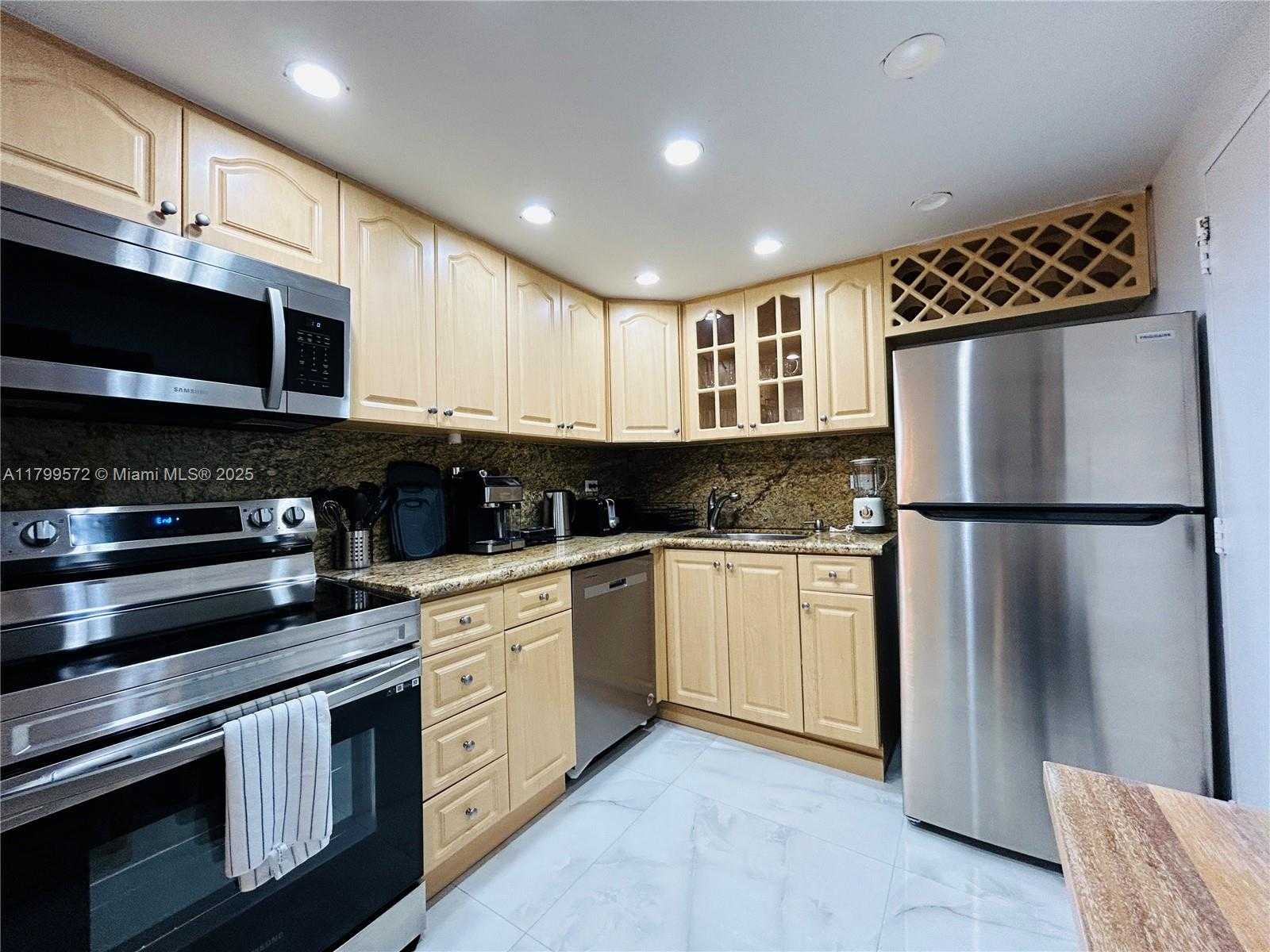 Small Image of 6039 COLLINS AVE #1507, Miami Beach Number 4