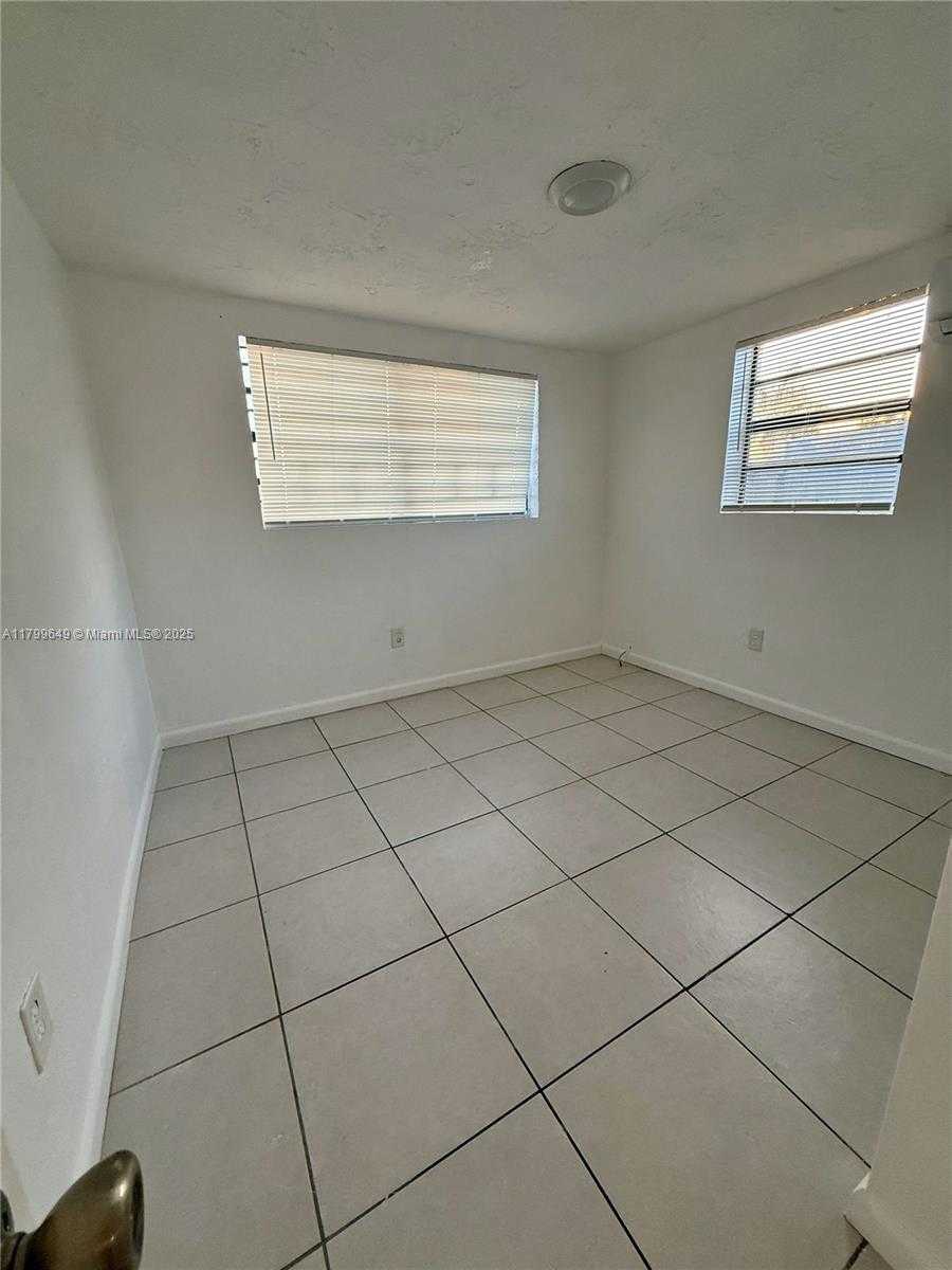Small Image of 14471 LINCOLN BLVD, Miami Number 10