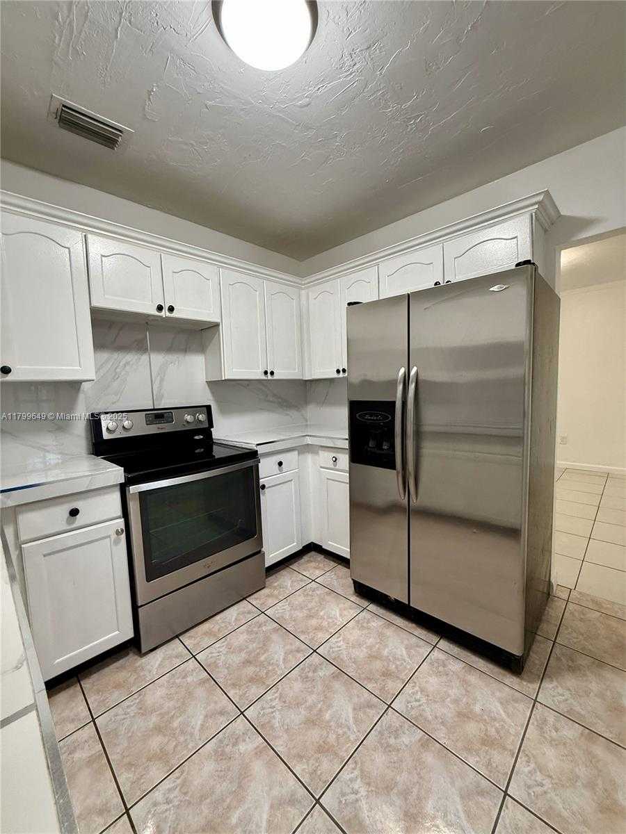 Small Image of 14471 LINCOLN BLVD, Miami Number 11