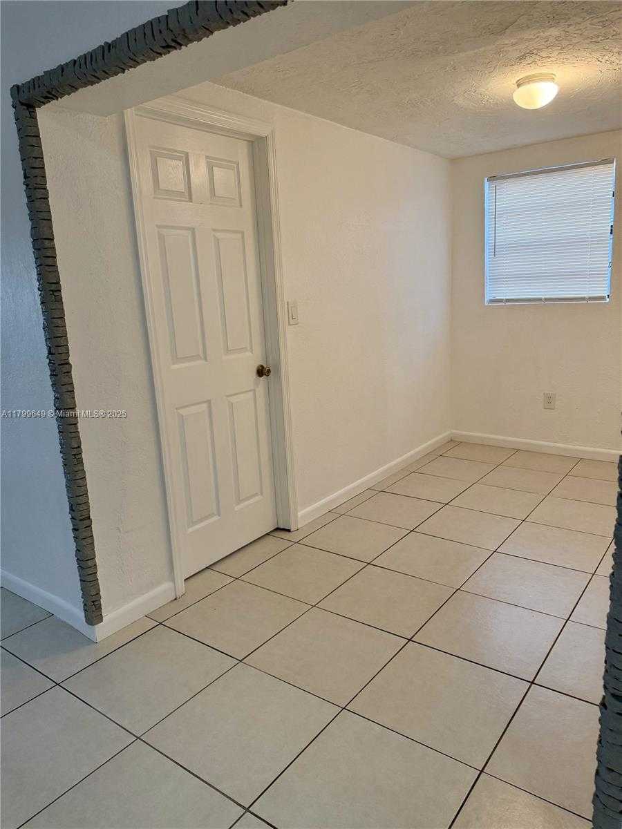 Small Image of 14471 LINCOLN BLVD, Miami Number 12