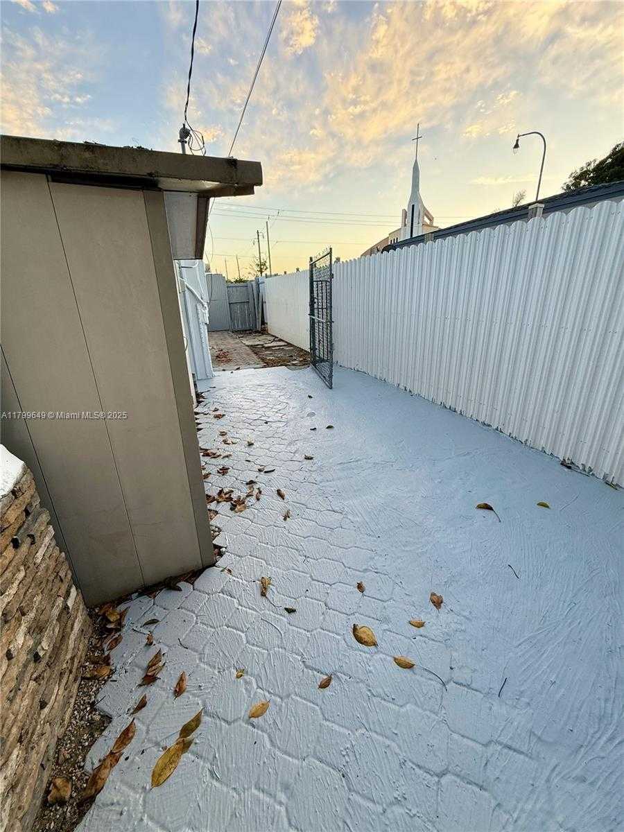 Small Image of 14471 LINCOLN BLVD, Miami Number 13