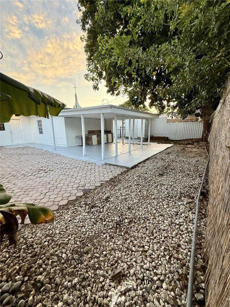 Small Image of 14471 LINCOLN BLVD, Miami Number 3