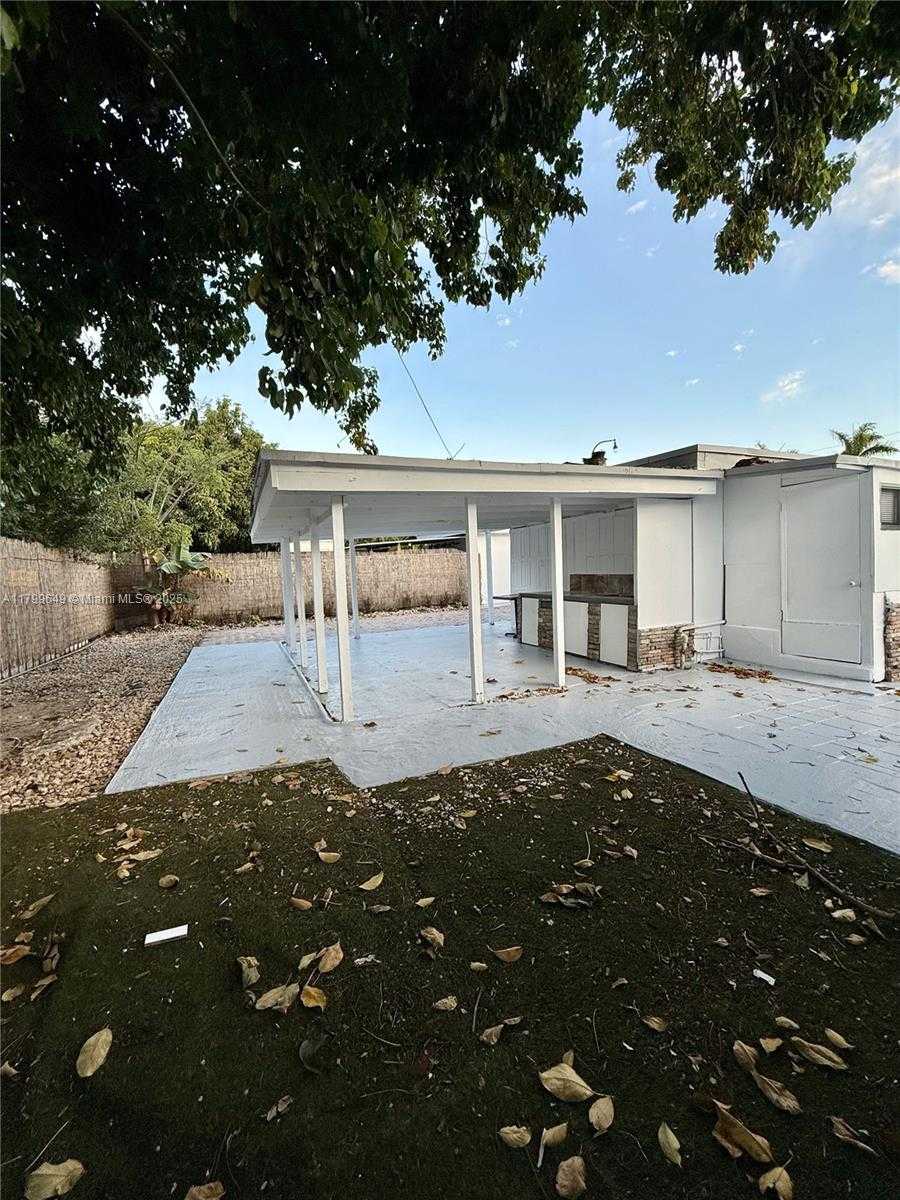 Small Image of 14471 LINCOLN BLVD, Miami Number 4