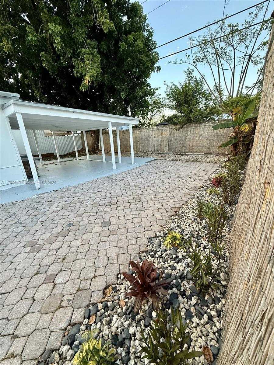 Small Image of 14471 LINCOLN BLVD, Miami Number 5