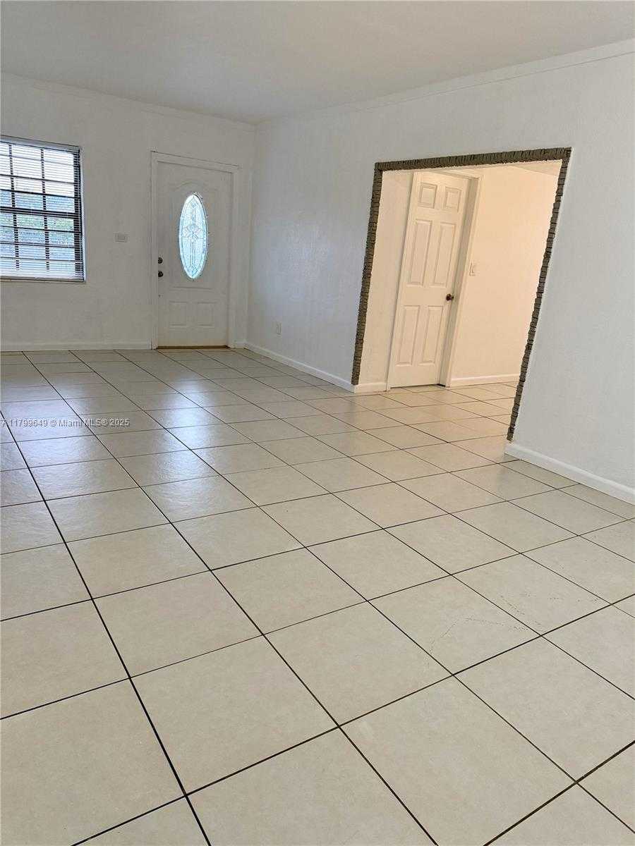 Small Image of 14471 LINCOLN BLVD, Miami Number 6