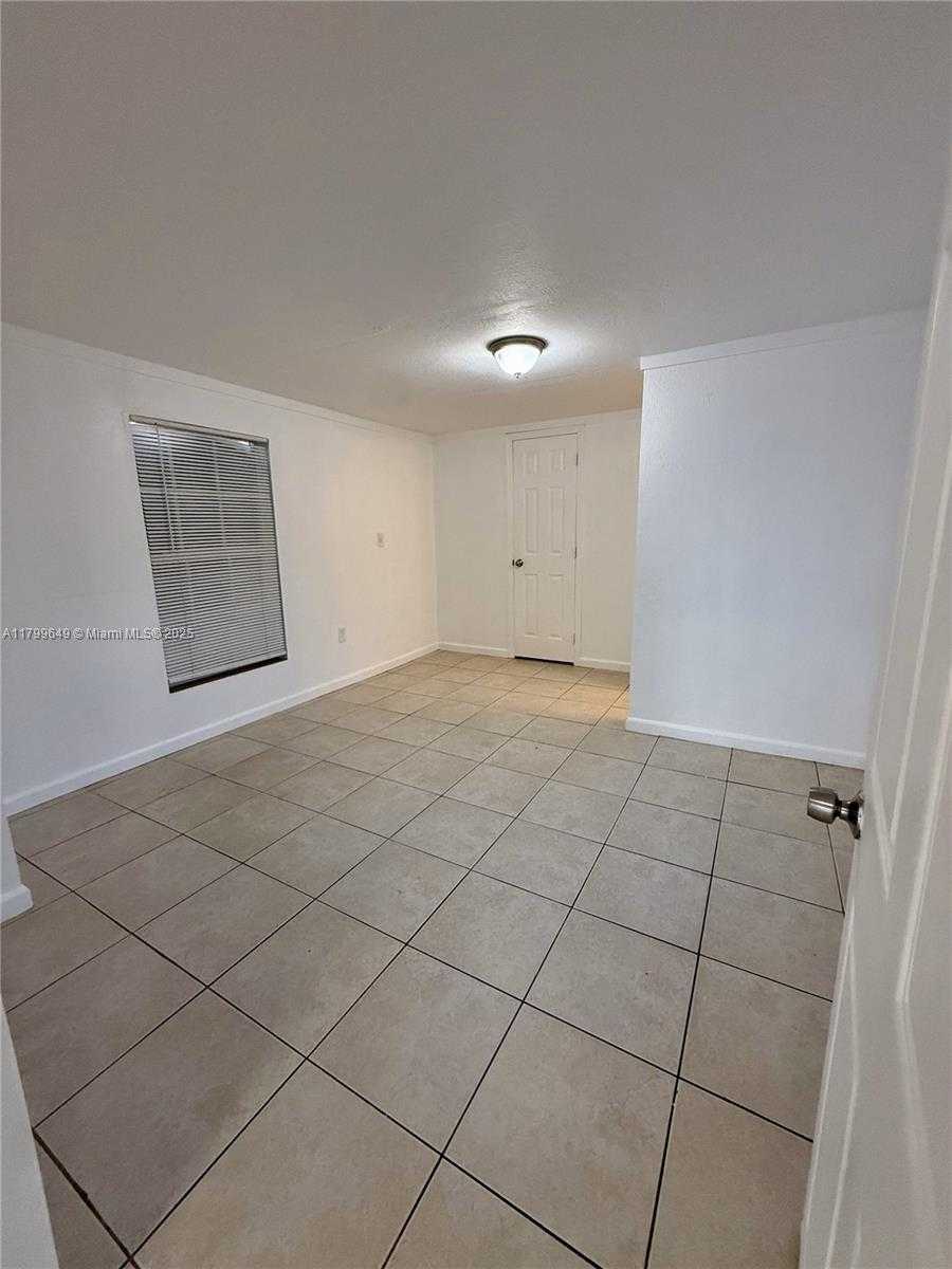 Small Image of 14471 LINCOLN BLVD, Miami Number 7