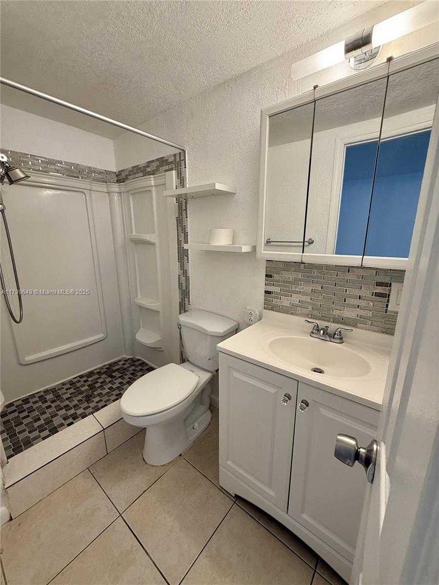 Small Image of 14471 LINCOLN BLVD, Miami Number 8