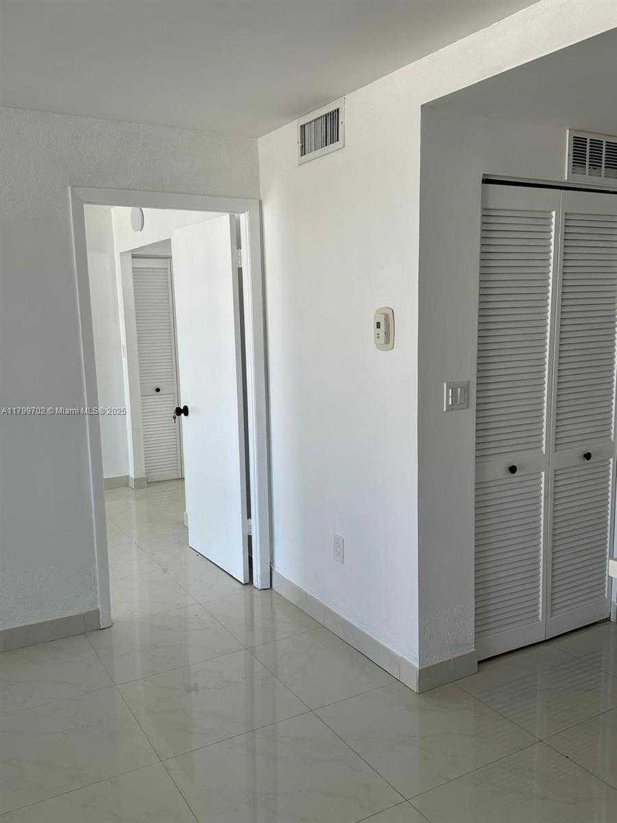 Small Image of 1450 BRICKELL BAY DR #1402, Miami Number 10
