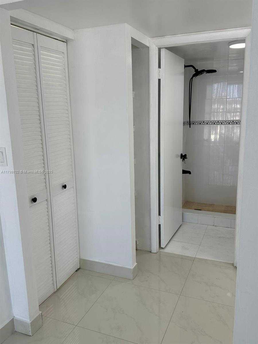 Small Image of 1450 BRICKELL BAY DR #1402, Miami Number 3