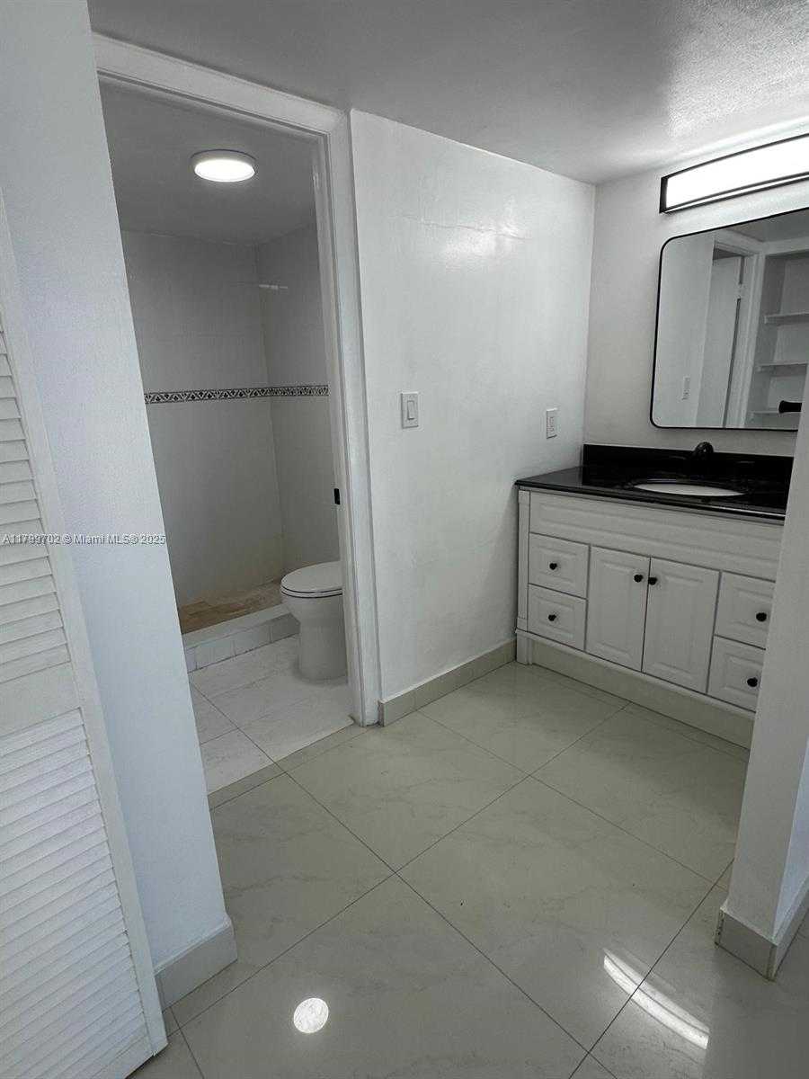 Small Image of 1450 BRICKELL BAY DR #1402, Miami Number 4