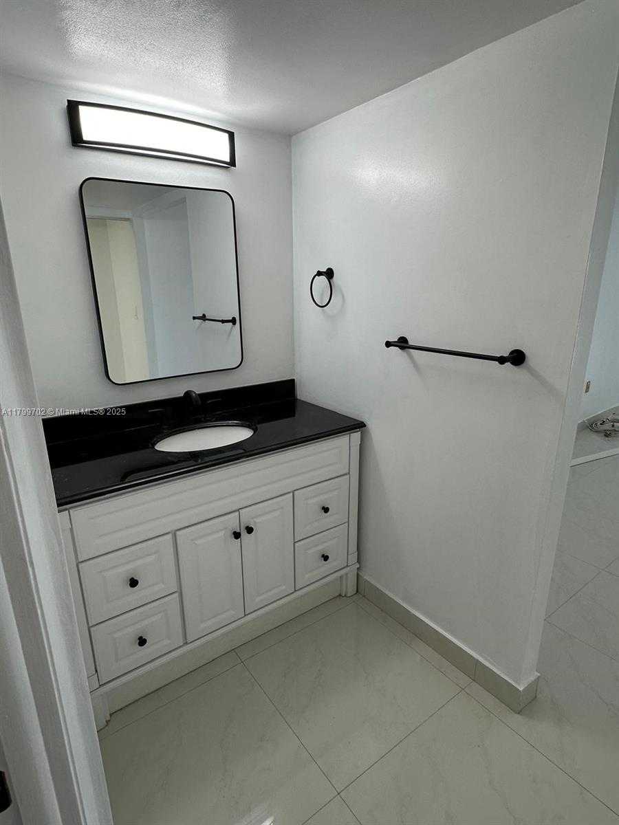 Small Image of 1450 BRICKELL BAY DR #1402, Miami Number 5