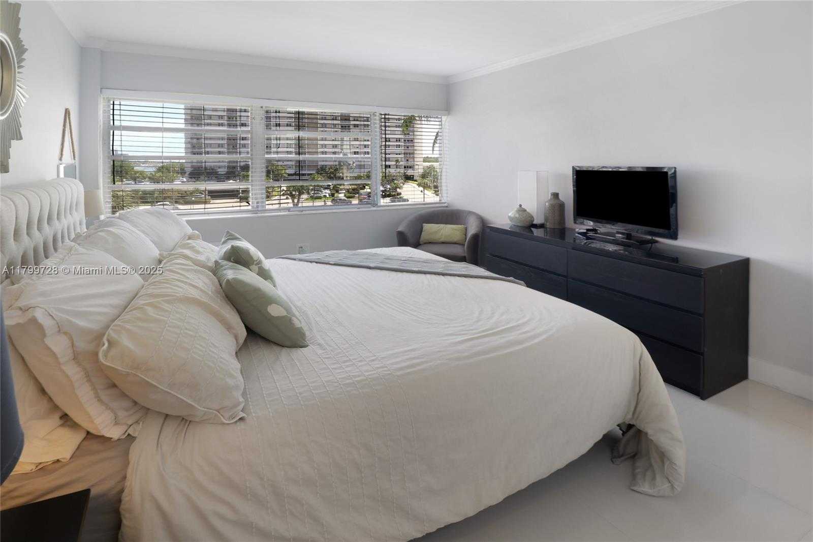 Small Image of 220 KINGS POINT DR #415, Sunny Isles Beach Number 17