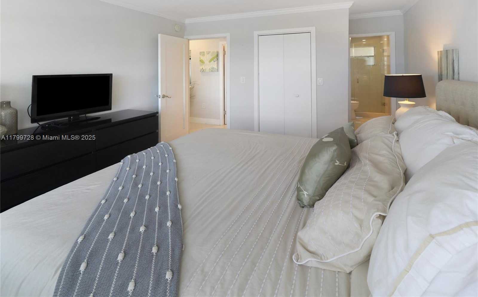 Small Image of 220 KINGS POINT DR #415, Sunny Isles Beach Number 18