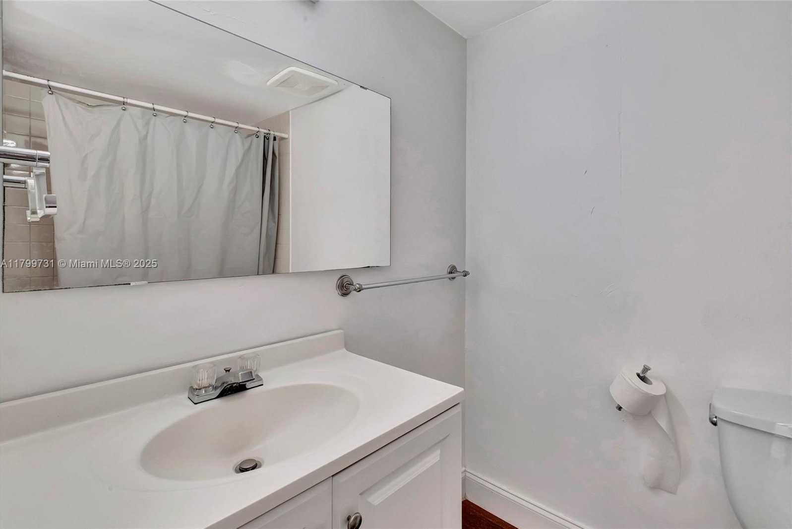 Small Image of 4021 INDIAN CREEK DR #2C, Miami Beach Number 17