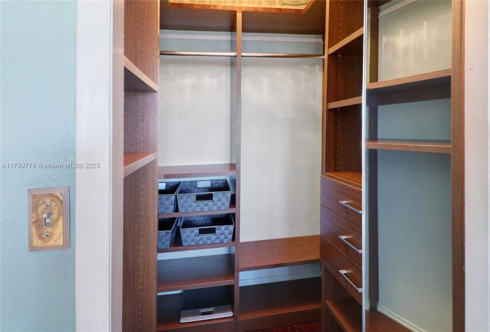 Small Image of 220 KINGS POINT DR #310, Sunny Isles Beach Number 17