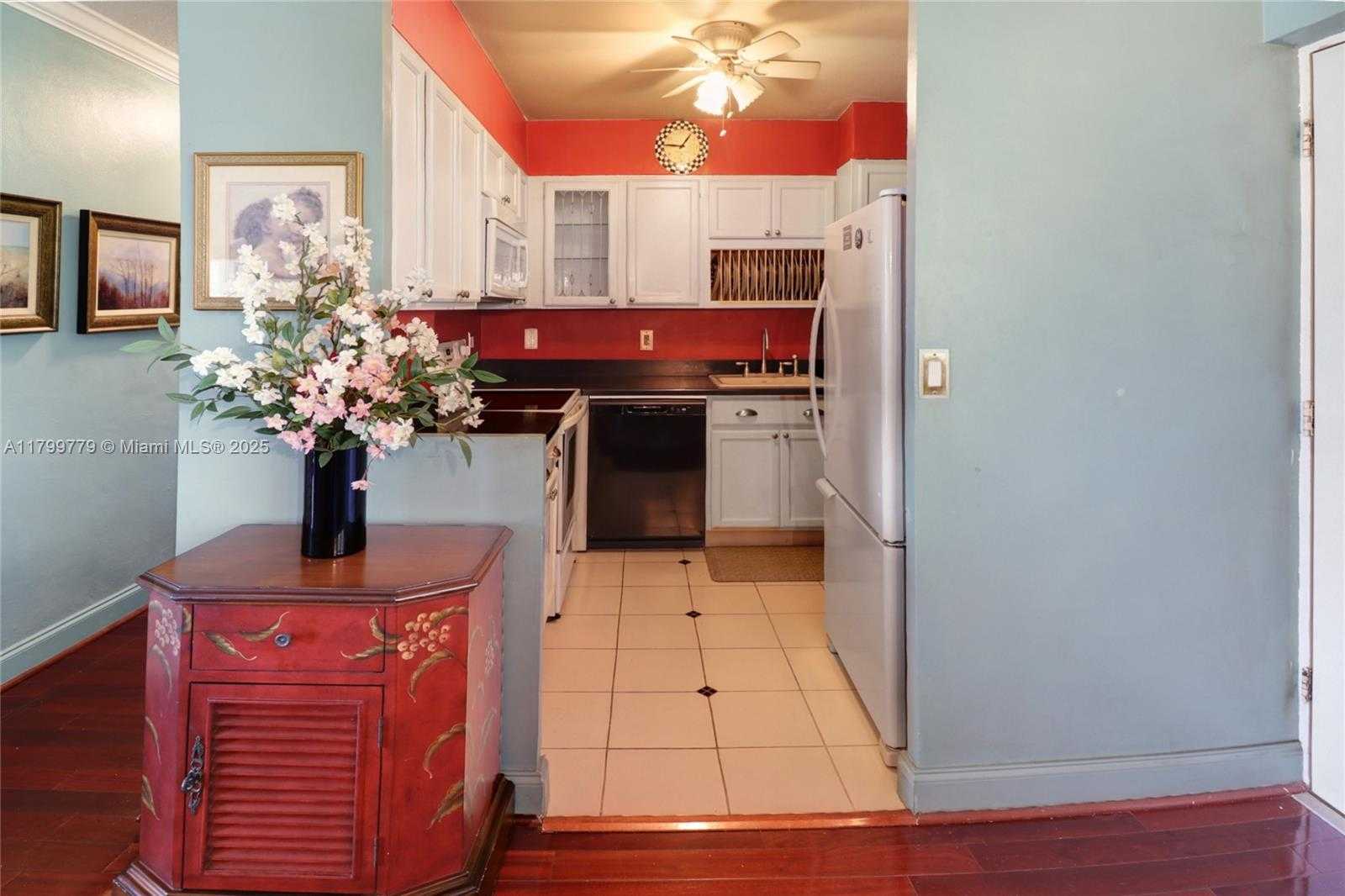 Small Image of 220 KINGS POINT DR #310, Sunny Isles Beach Number 9