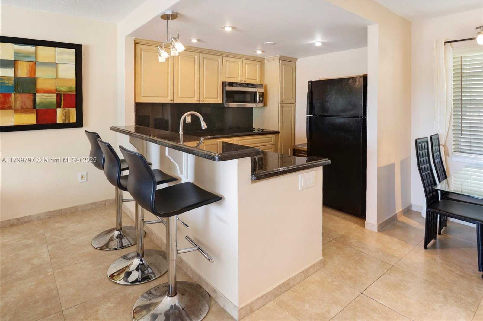 Small Image of 220 KINGS POINT DR #403, Sunny Isles Beach Number 10