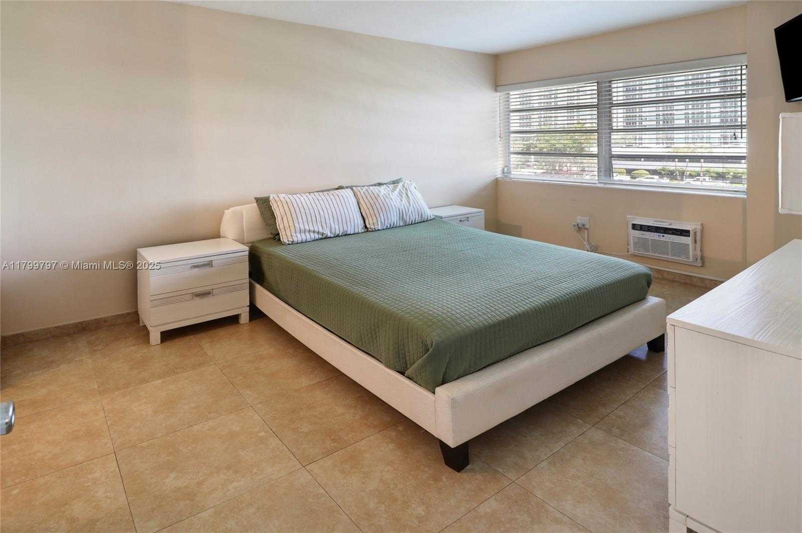 Small Image of 220 KINGS POINT DR #403, Sunny Isles Beach Number 14
