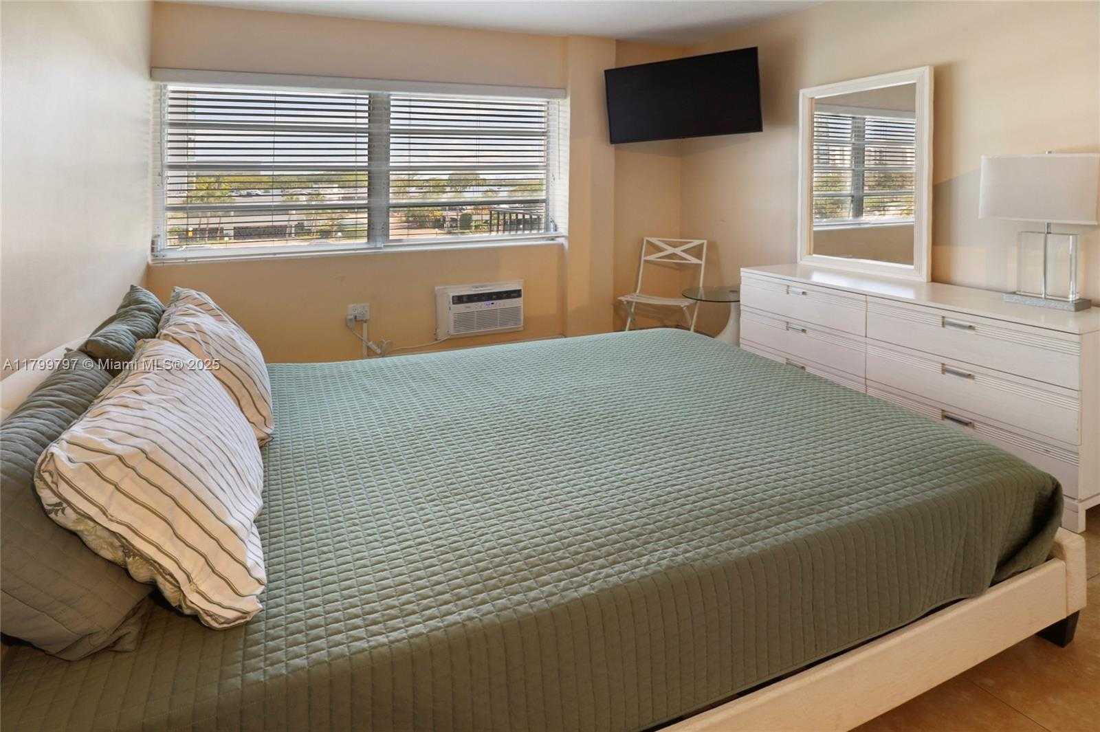 Small Image of 220 KINGS POINT DR #403, Sunny Isles Beach Number 15
