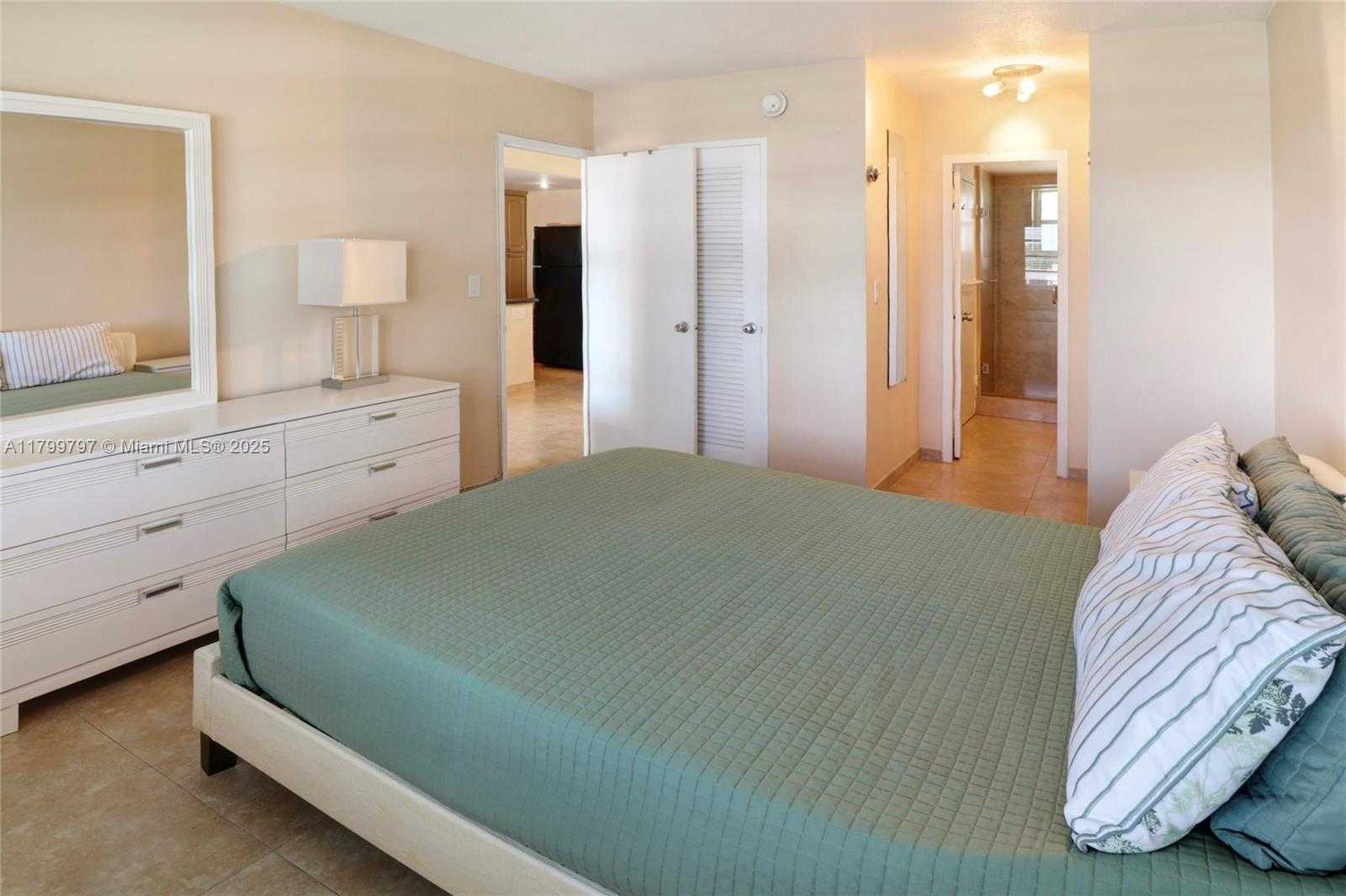 Small Image of 220 KINGS POINT DR #403, Sunny Isles Beach Number 16